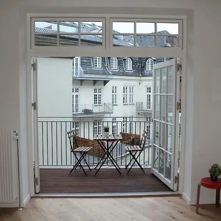 Luxury In The Heart Of Near Harbour Baths Apartment