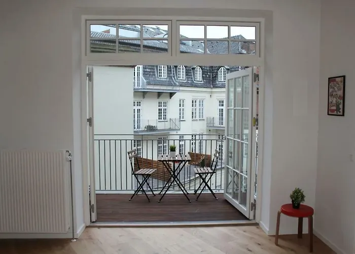 Luxury In The Heart Of Near Harbour Baths Apartment